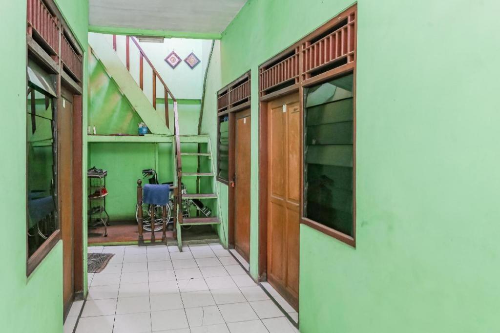 Hotel Spot On 94166 Kost Bunda Syariah à Bekasi Extérieur photo